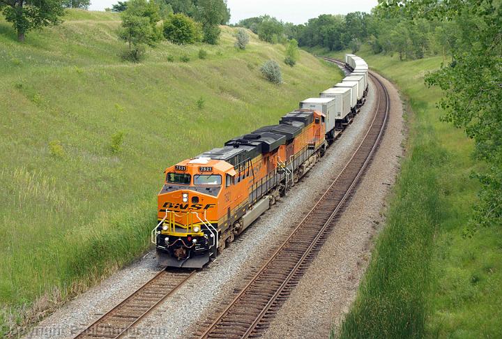 BNSF 7521 - ES44DC at Hawley, MN.jpg